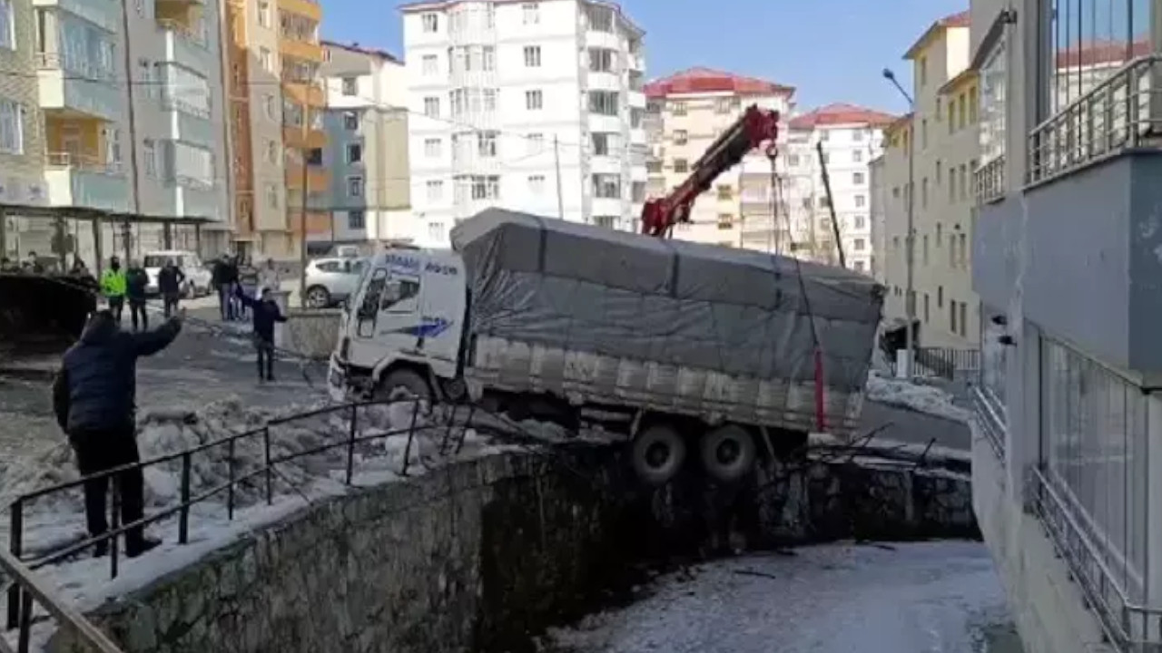 Bitlis'te kaza: Kamyon istinat duvarında asılı kaldı