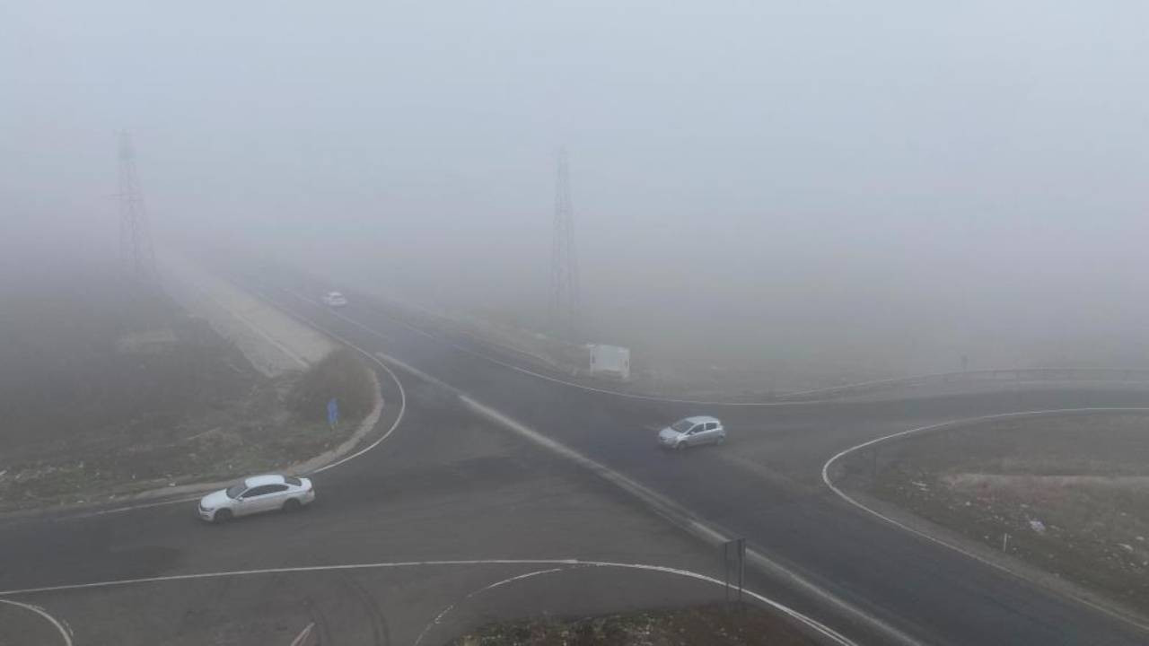 Diyarbakır sis altında: Trafikte göz gözü görmüyor