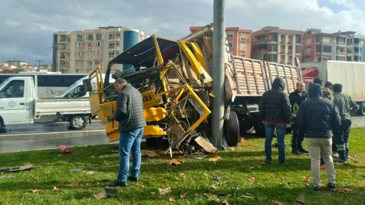 Edremit'te kaza: Kamyon yol levhasına çarpıp durabildi