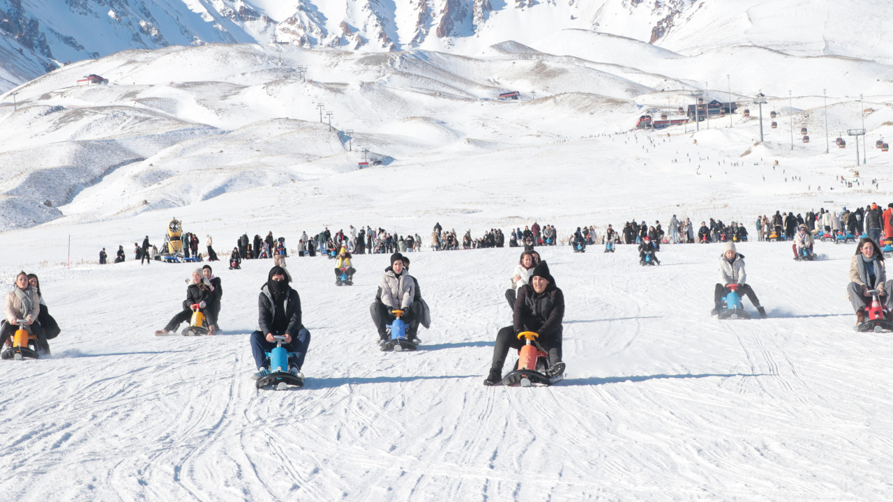 Erciyes'te kayak pistleri doldu taştı