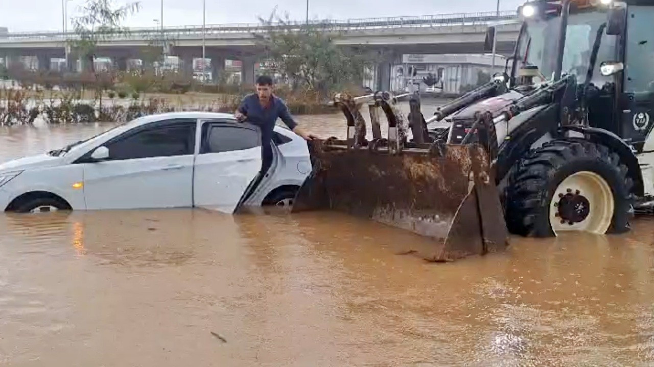 Manavgat'ı sağanak yağış vurdu, ev ve iş yerlerini su bastı