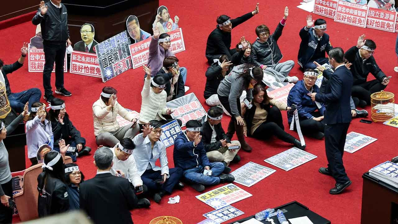 Tayvan parlamentosunda arbede: Vekiller kürsüye barikat kurdu