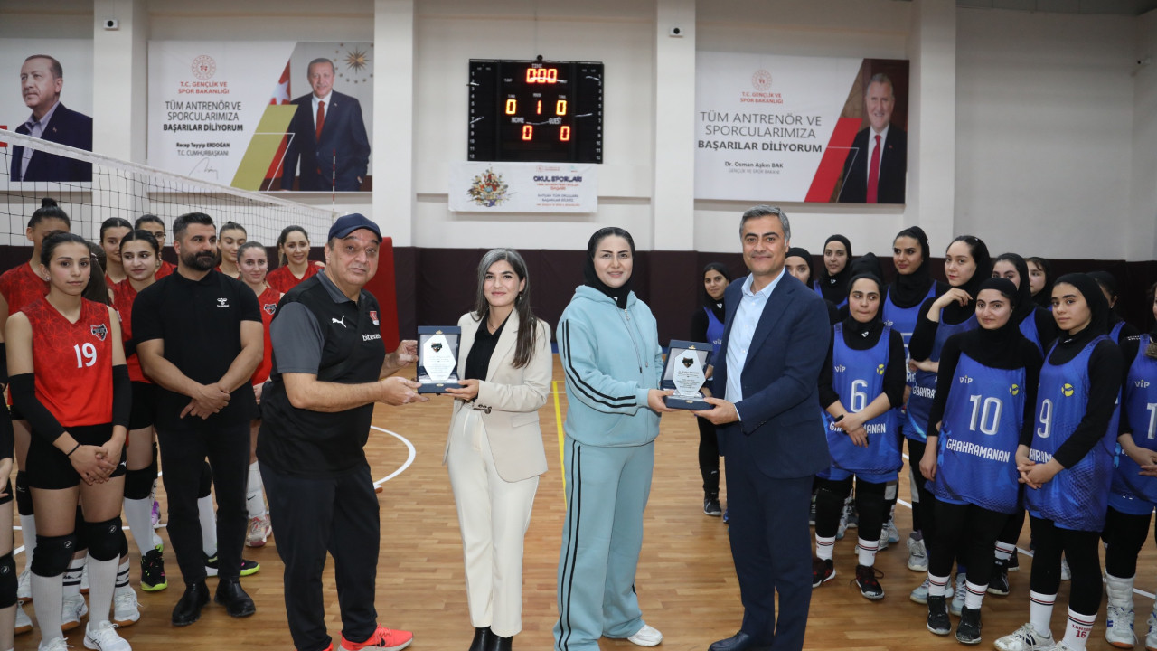 Vanlı ve İranlı kadınlar voleybol maçında karşılaştı