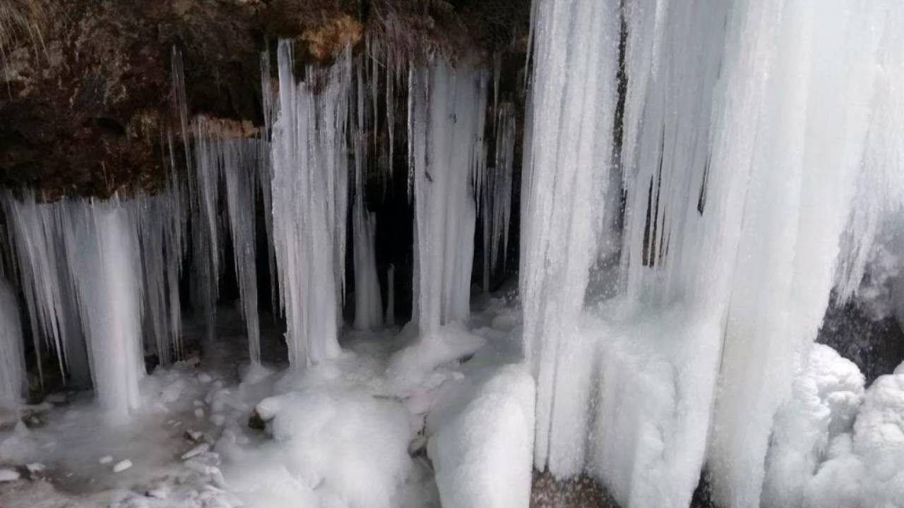 Sırakayalar Şelalesi buz tuttu, metrelerce sarkıtlar oluştu