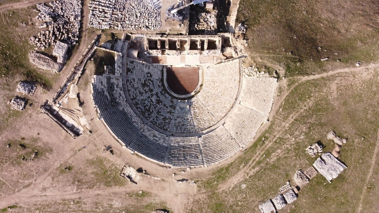 Laodikya'daki tiyatroların birisi halk, diğeri iş insanları içinmiş