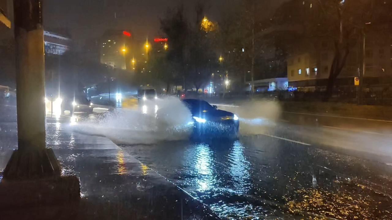 İstanbul'da sağanak yağış su birikintilerine neden oldu