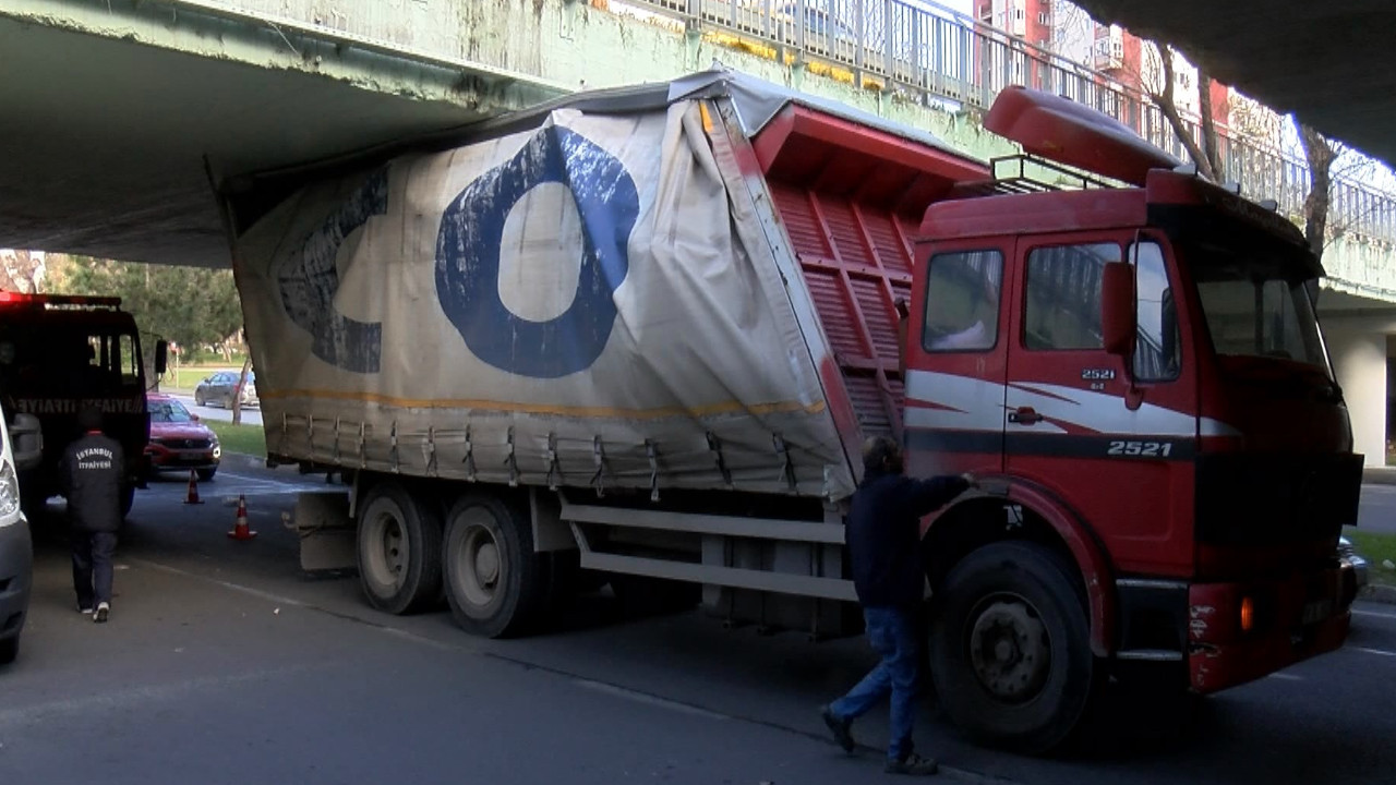 Bakırköy'de kasası alt geçide sıkışan kamyon çıkarıldı