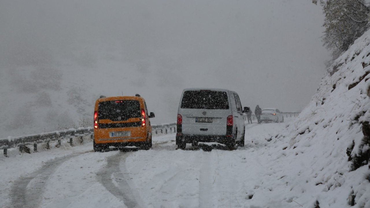 Yoğun kar nedeniyle 8 yol ulaşıma kapandı