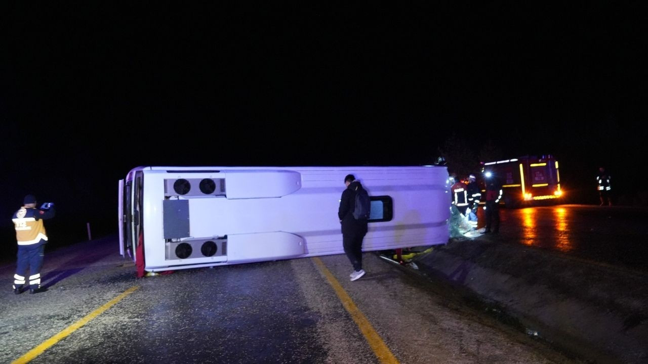 Cenaze yolunda kaza: Midibüs devrildi, bir kişi hayatını kaybetti