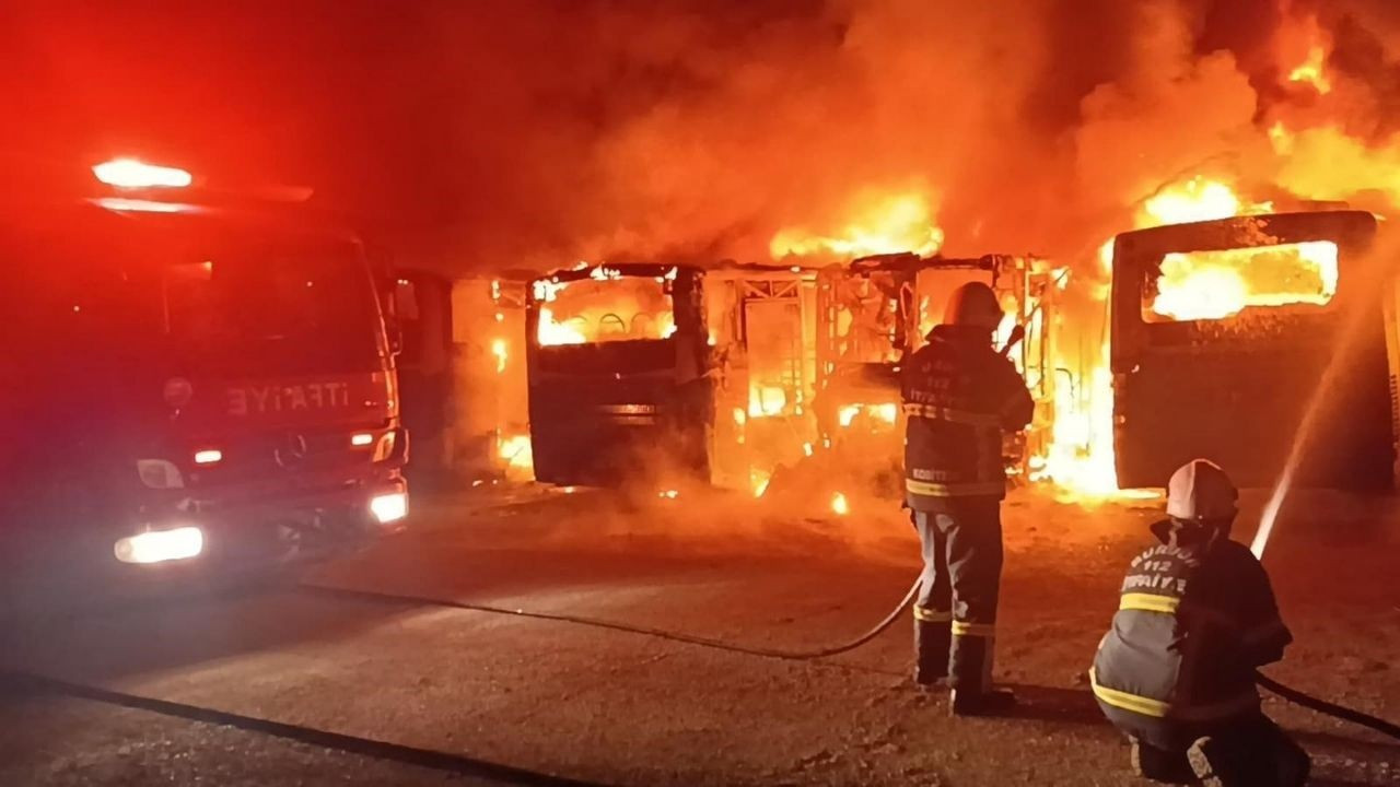 Burdur'da yangın: 5 halk otobüsü hurdaya döndü