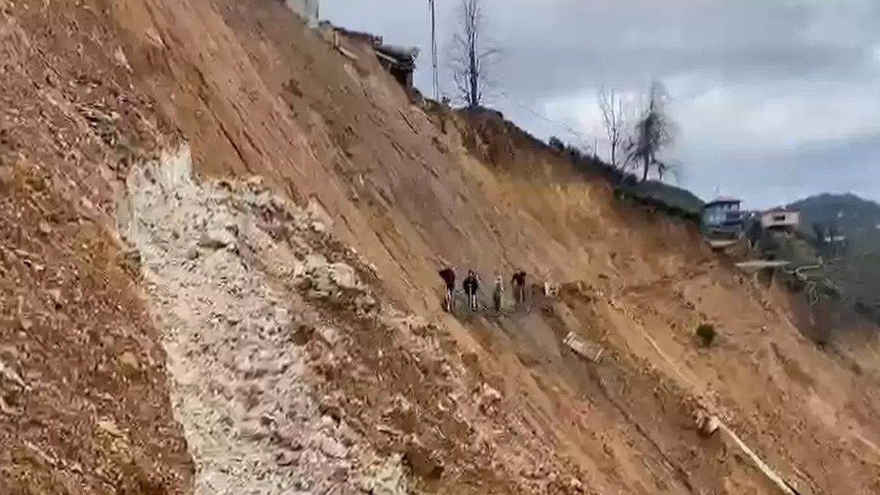 Heyelanla yolu kapanan köylüler patika yol yapmaya çalışıyor