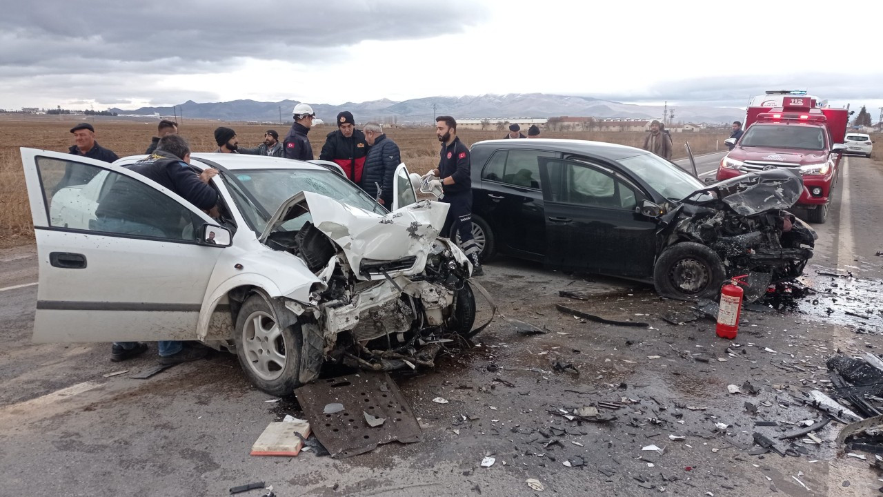 Afyonkarahisar'da kaza: 2 kişi öldü, 3 kişi yaralandı