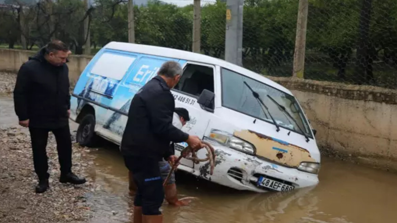 Bodrum'da sağanak: Caddeler göle döndü, araçlar mahsur kaldı