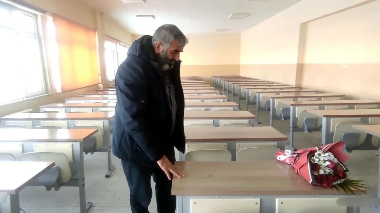 Rojin'in üniversitesine gitti, sırasına çiçek bıraktı: Mümkün değil, kızım intihar etmedi