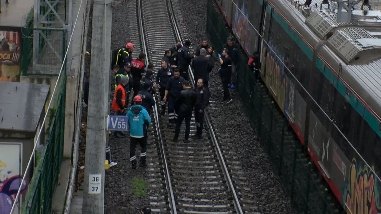 Marmaray'da raylara atlayan kişi hayatına son verdi