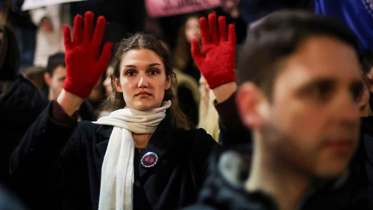 Sırbistan'da her gün saat 11.52'de hayat duruyor: 'Yolsuzluk öldürür'