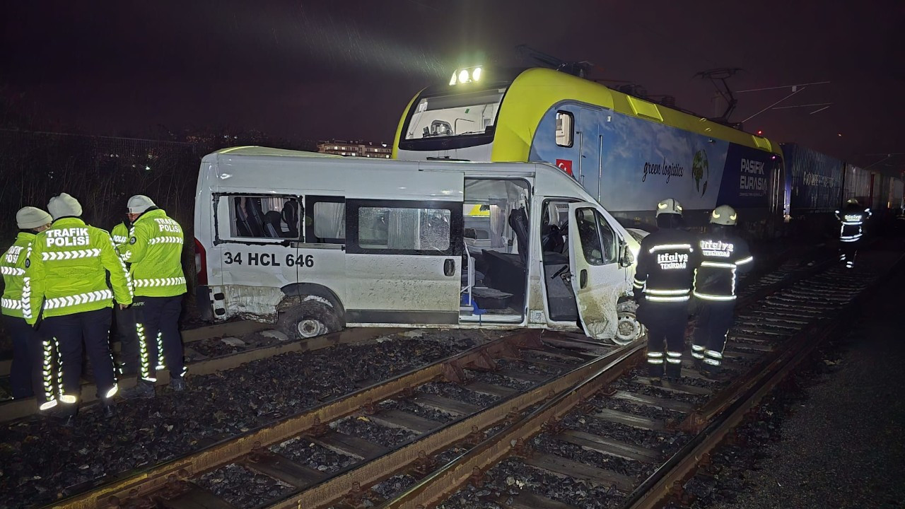 Tekirdağ'da trenin çarptığı minibüsteki 4 kişi yaralandı