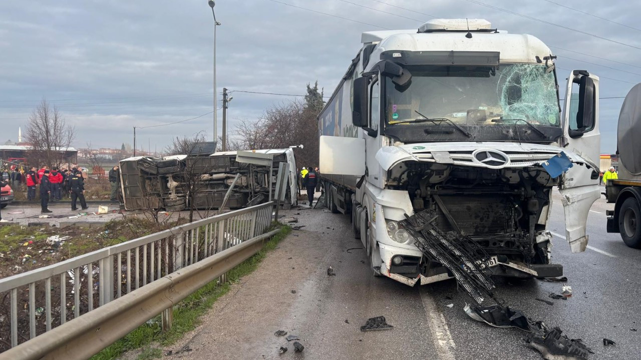 Balıkesir'de okul servisi ile tır çarpıştı: 28 kişi yaralı