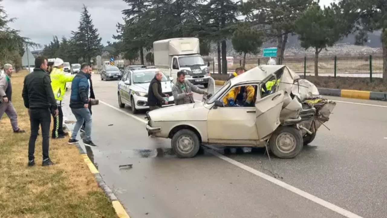 Isparta'da kaza: Minibüsle otomobil çarpıştı