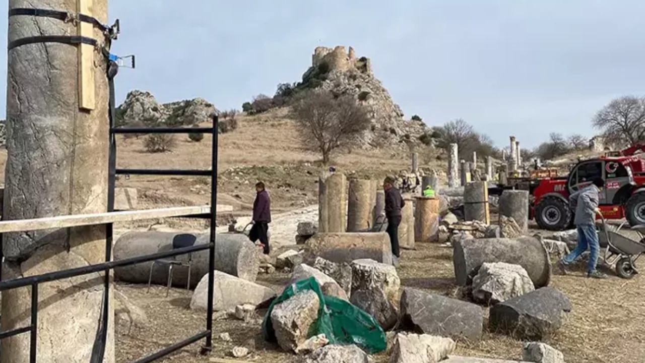 Kastabala Antik Kenti’nde depremde yıkılan sütunlar onarılıyor