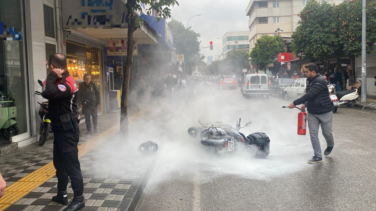 Sürekli arıza yapan motorunu bayinin önünde ateşe verdi