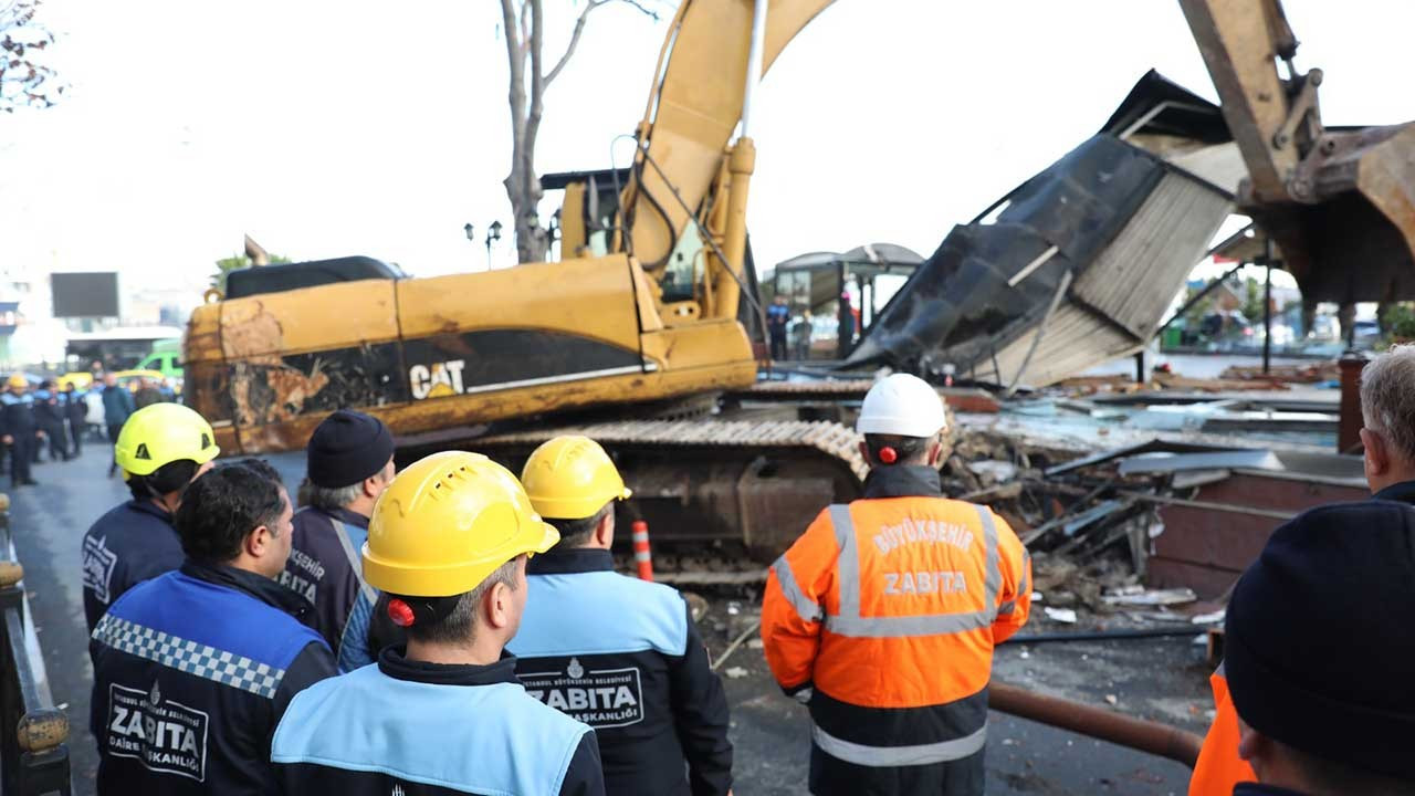 Sirkeci Garı'na yakın kaçak kafe yıkıldı