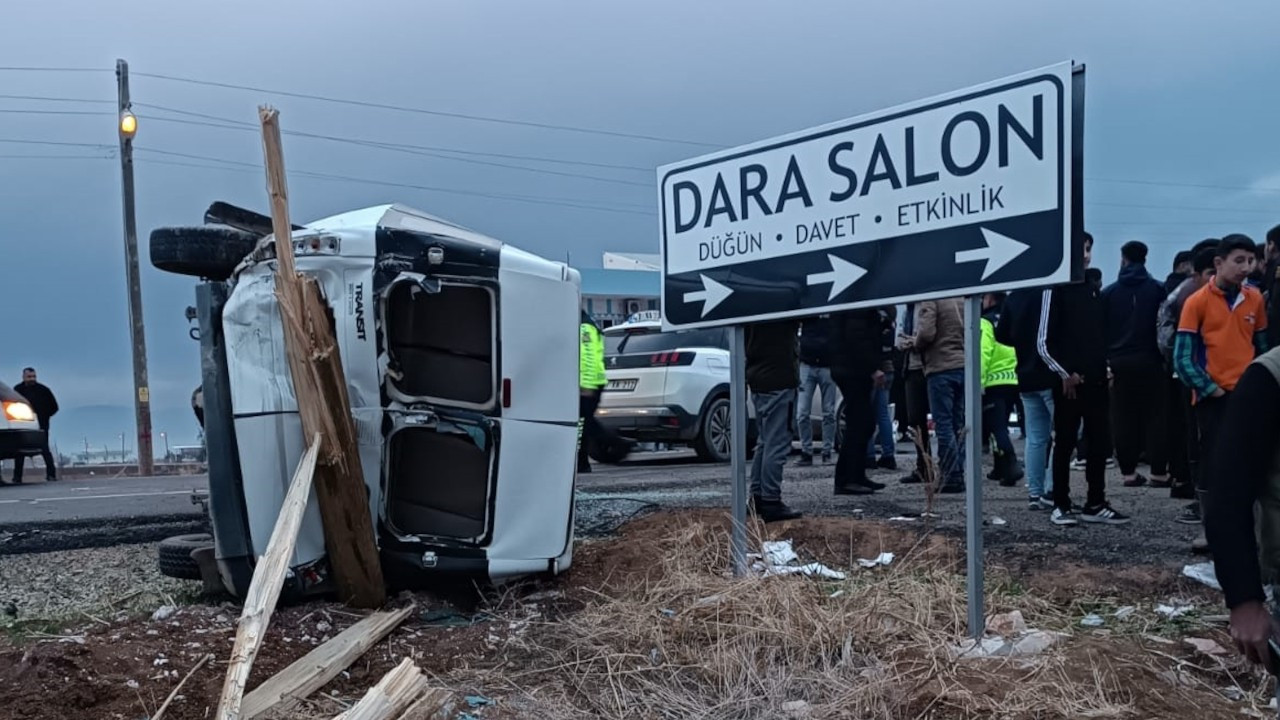 Mardin'de öğrenci servisi ile cip çarpıştı: 11 kişi yaralandı