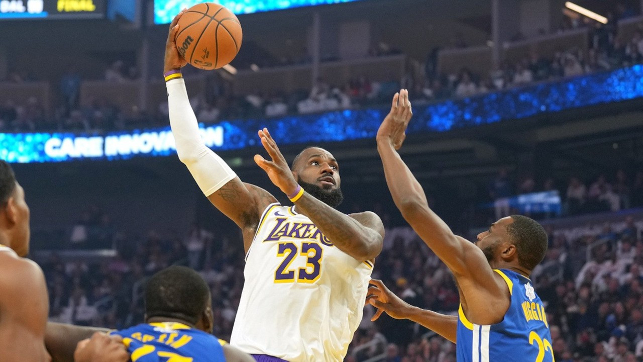 Lakers, Golden State Warriors'u son saniye basketiyle devirdi