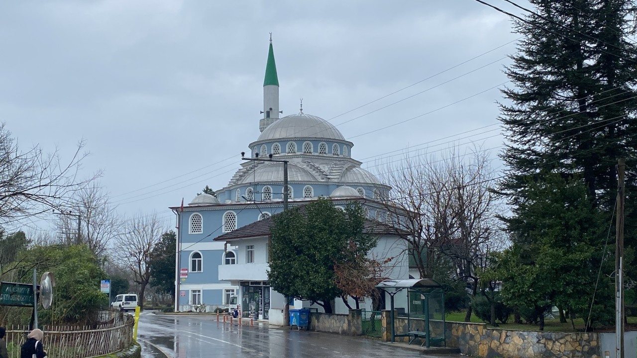 Ölmeden iki camide selasını okuttu