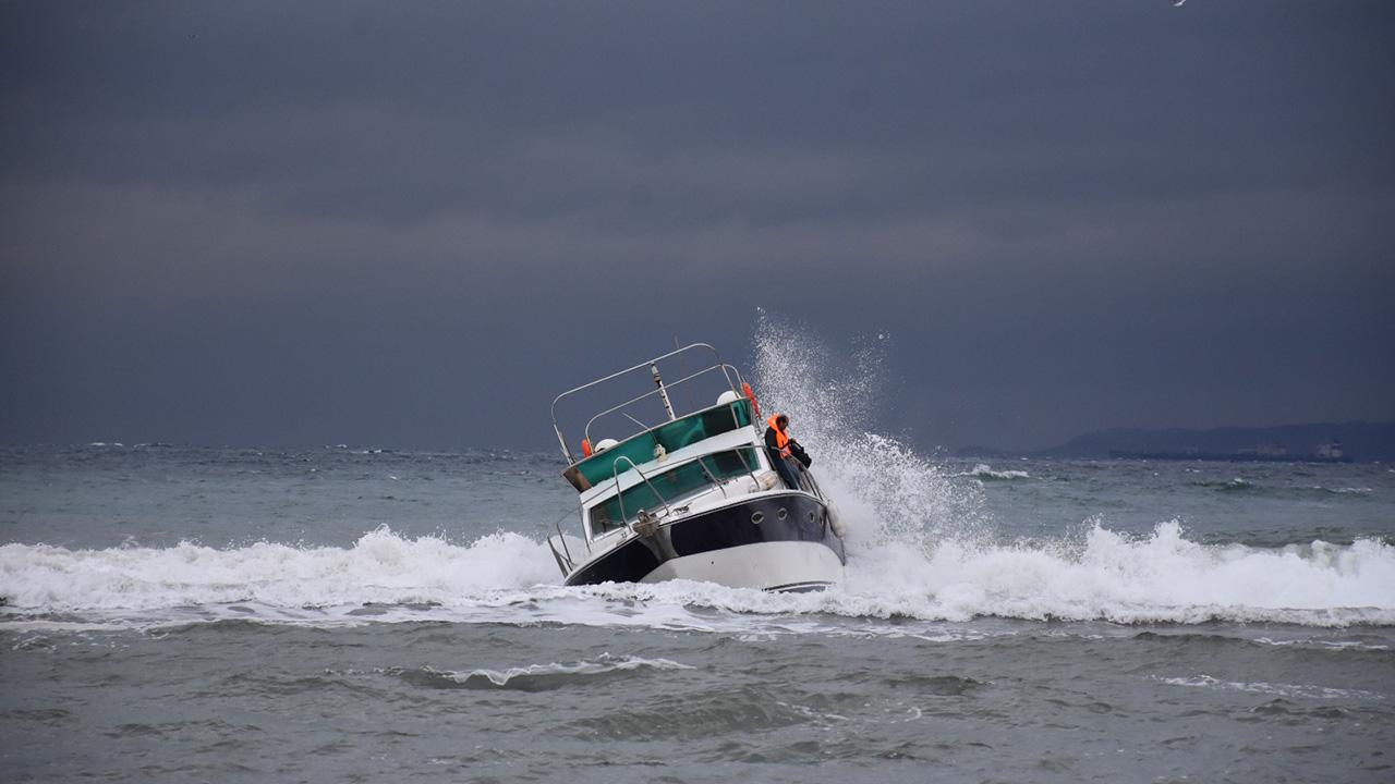 Tekirdağ'da fırtınayla su alan tekne yan yattı: 2 kişi kurtarıldı