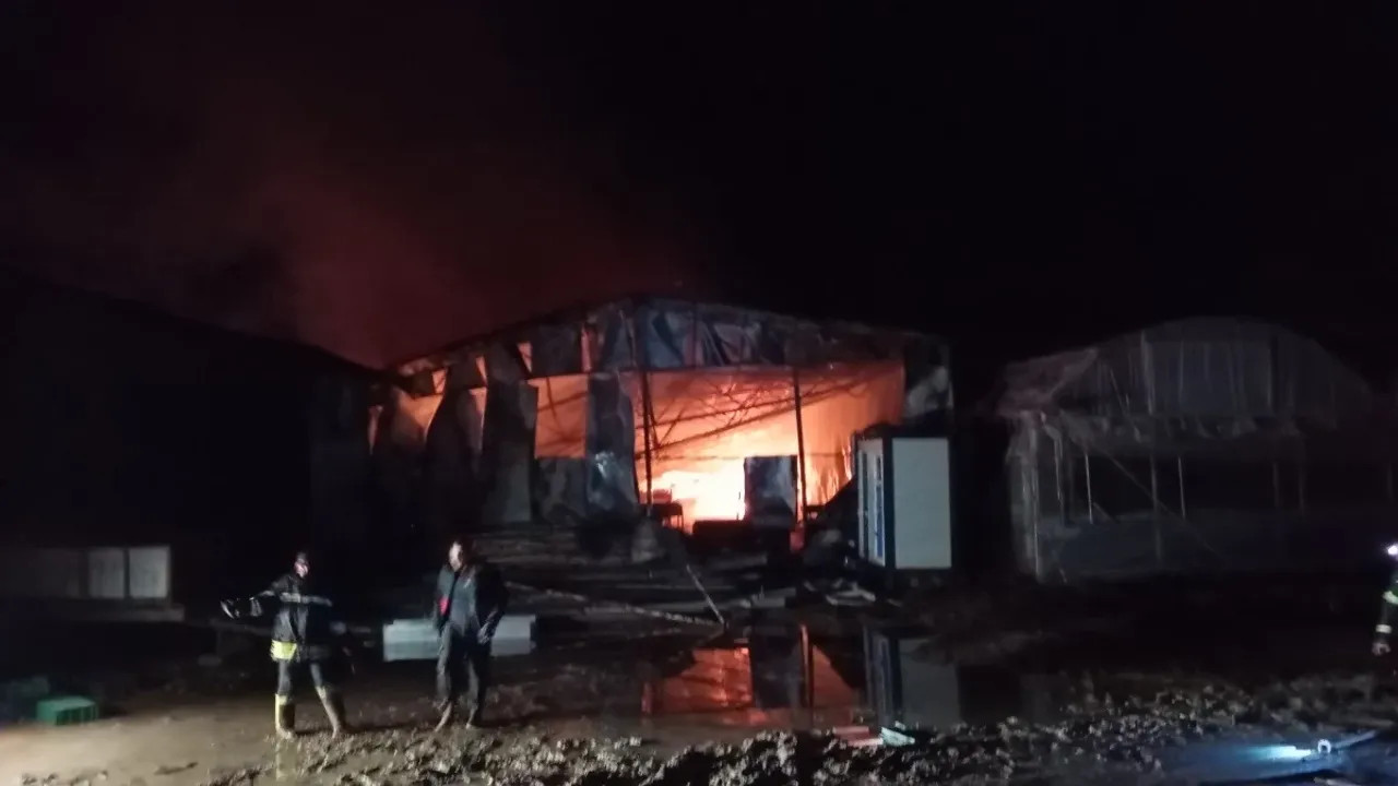 Burdur'da yangın: Bir sera ve depo zarar gördü