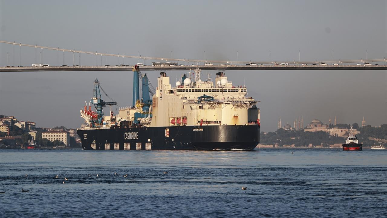 Derin suda boru indirme gemisi 'Castorone' İstanbul Boğazı'ndan geçti