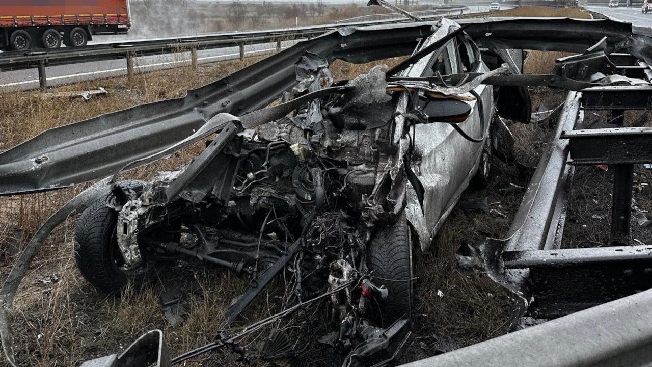 Hurdaya dönen otomobilden yaralı kurtuldu