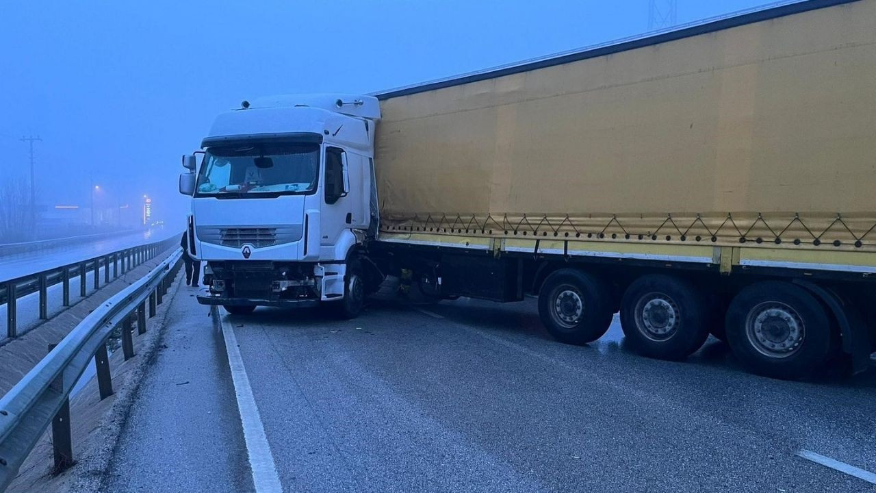 Yoğun sis kazaları beraberinde getirdi, D100'de trafik felç oldu