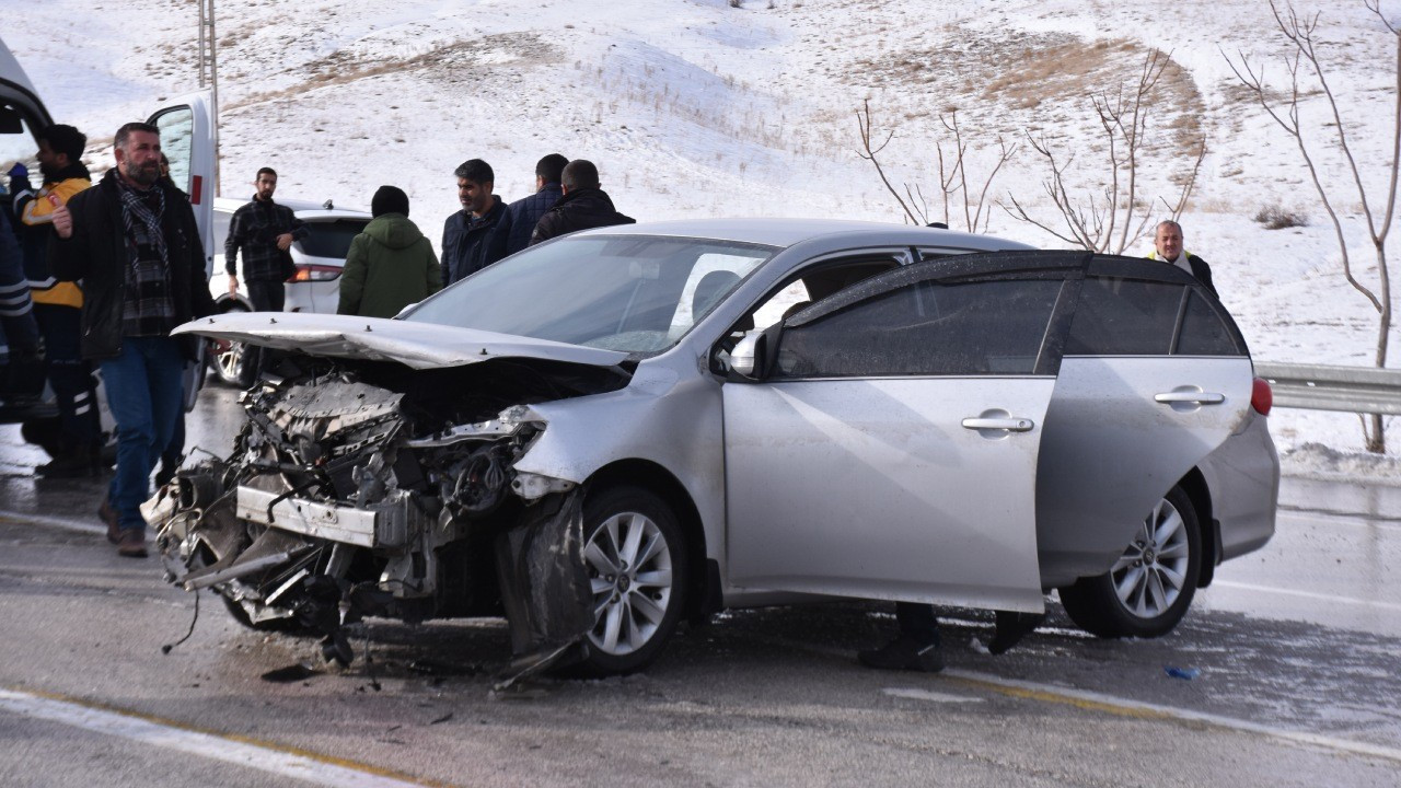 Van'da otomobil bariyerlere çarptı: 5 kişi yaralandı