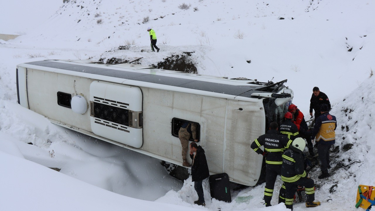 Cenaze otobüsü Erzincan'da devrildi: 1'i ağır 27 kişi yaralandı