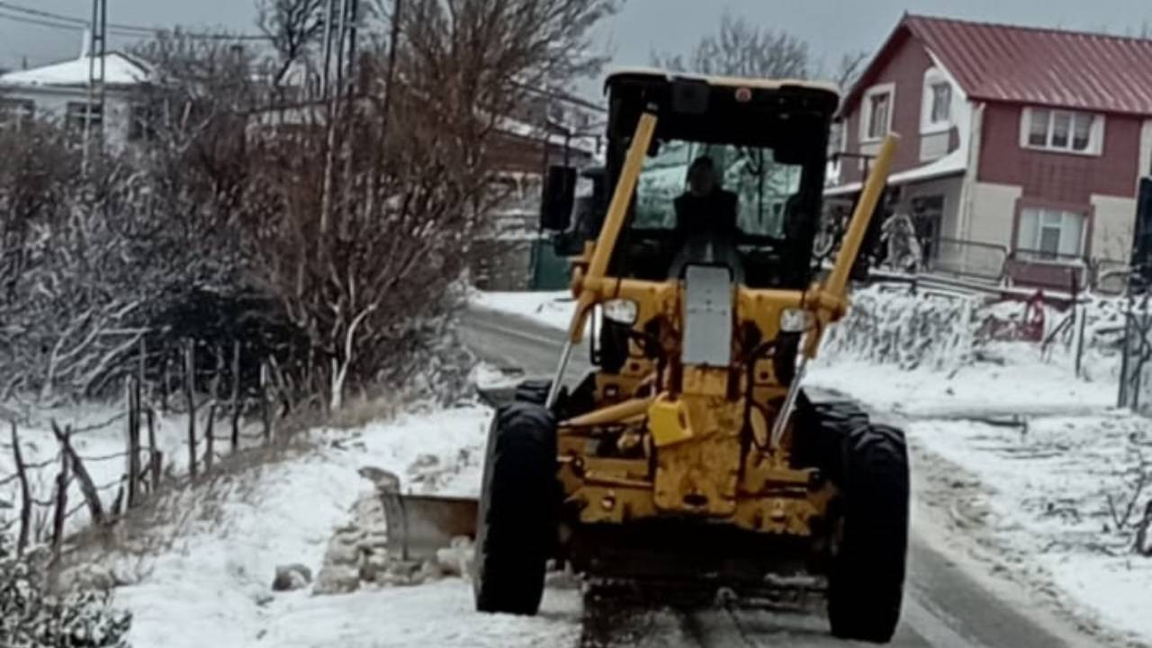 Çanakkale’de karla kaplı köy yolları açılıyor