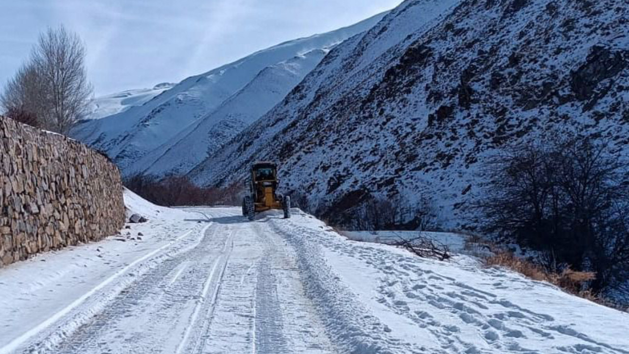 Van'da kar etkisi: 420 yerleşim yeri ulaşıma kapandı