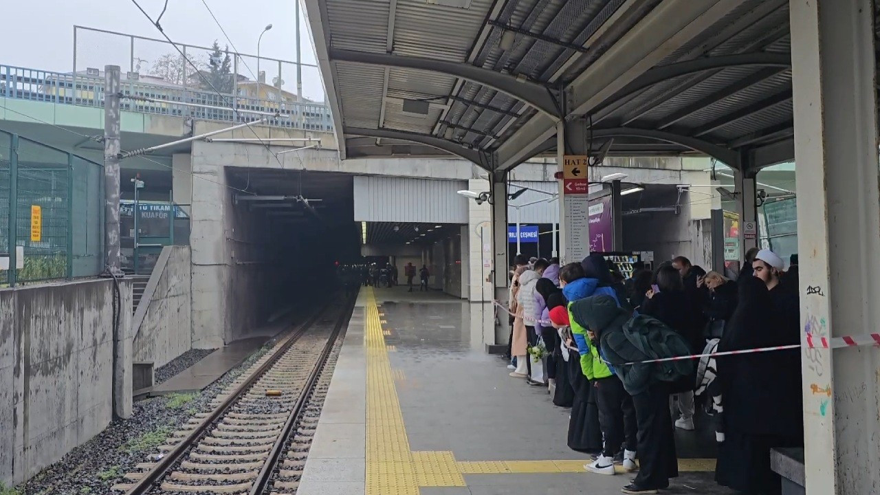 Marmaray'da raylara atlayan kişi hayatına son verdi