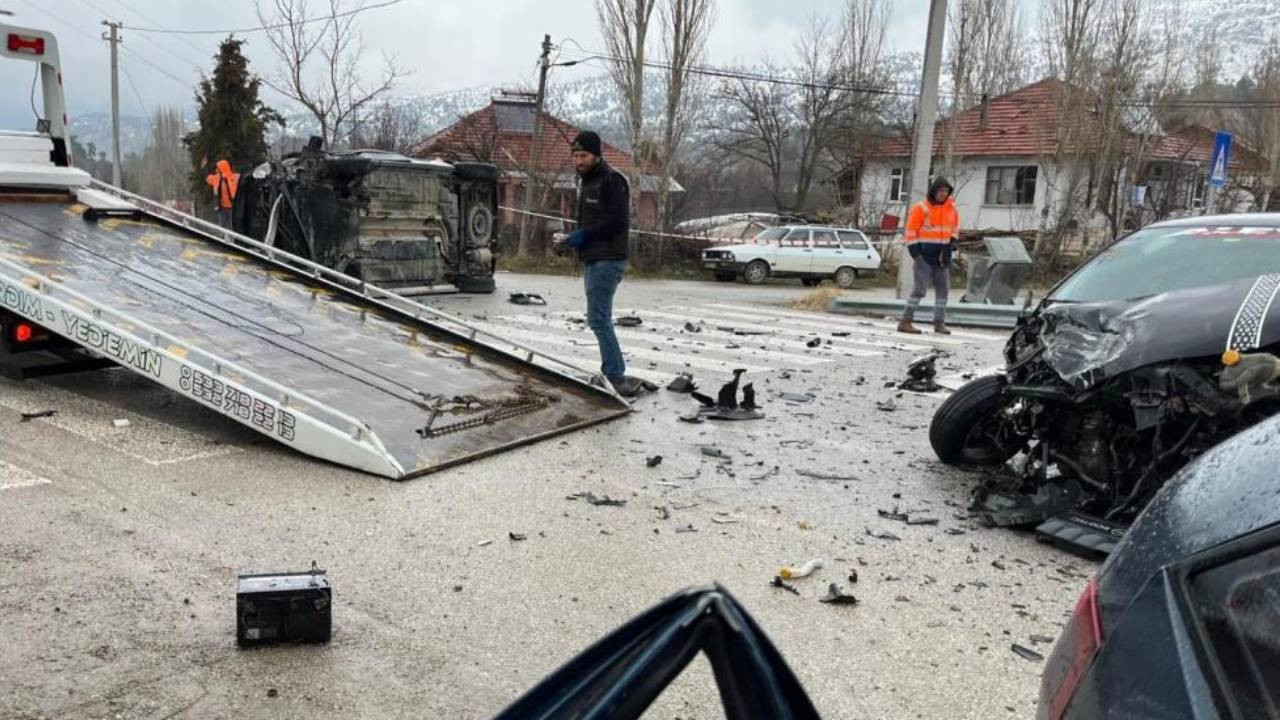 Yol verme çekişmesi kaza getirdi: 3 araç kafa kafa çarpıştı