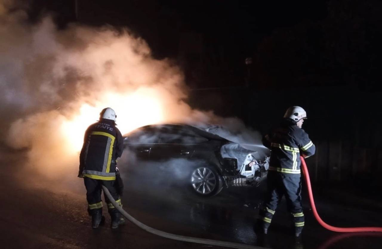 Defne’de bir otomobilde çıkan yangın söndürüldü