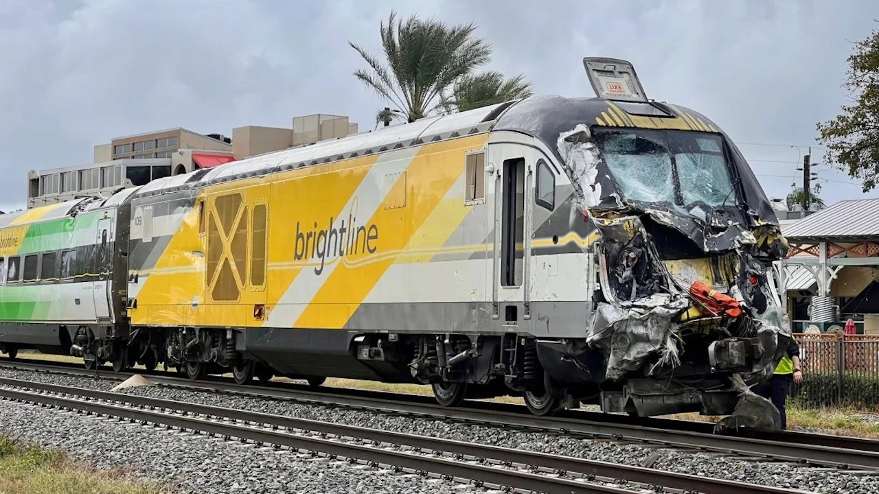 Tren ile itfaiye aracı kafa kafaya çarpıştı: 15 yaralı