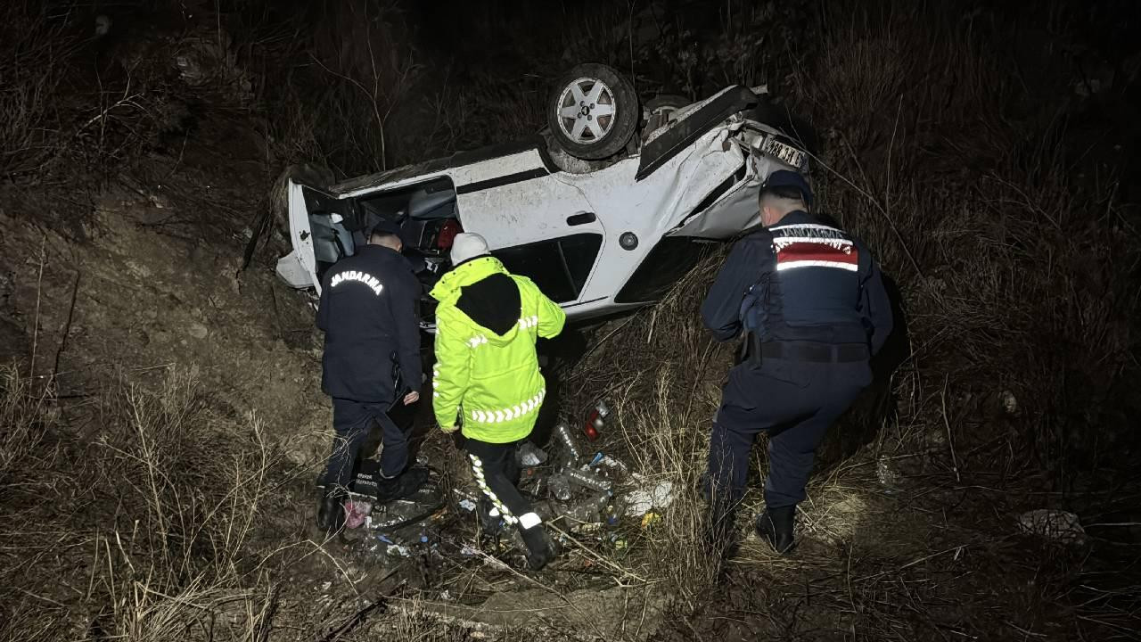 Kütahya'da şarampole devrilen otomobildeki 2 kişi ağır yaralandı