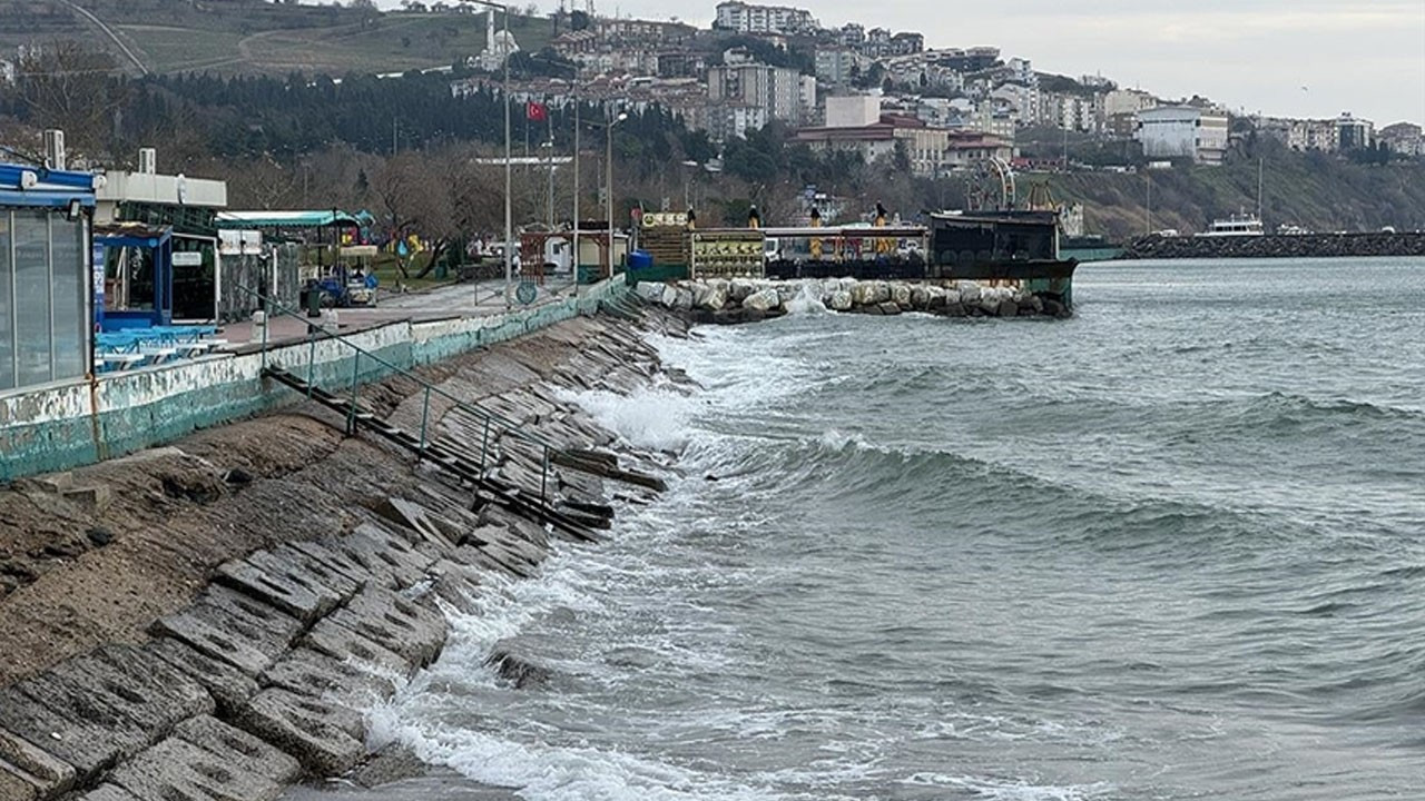 Tekirdağ'da güçlü esen poyraz nedeniyle gemiler demir attı