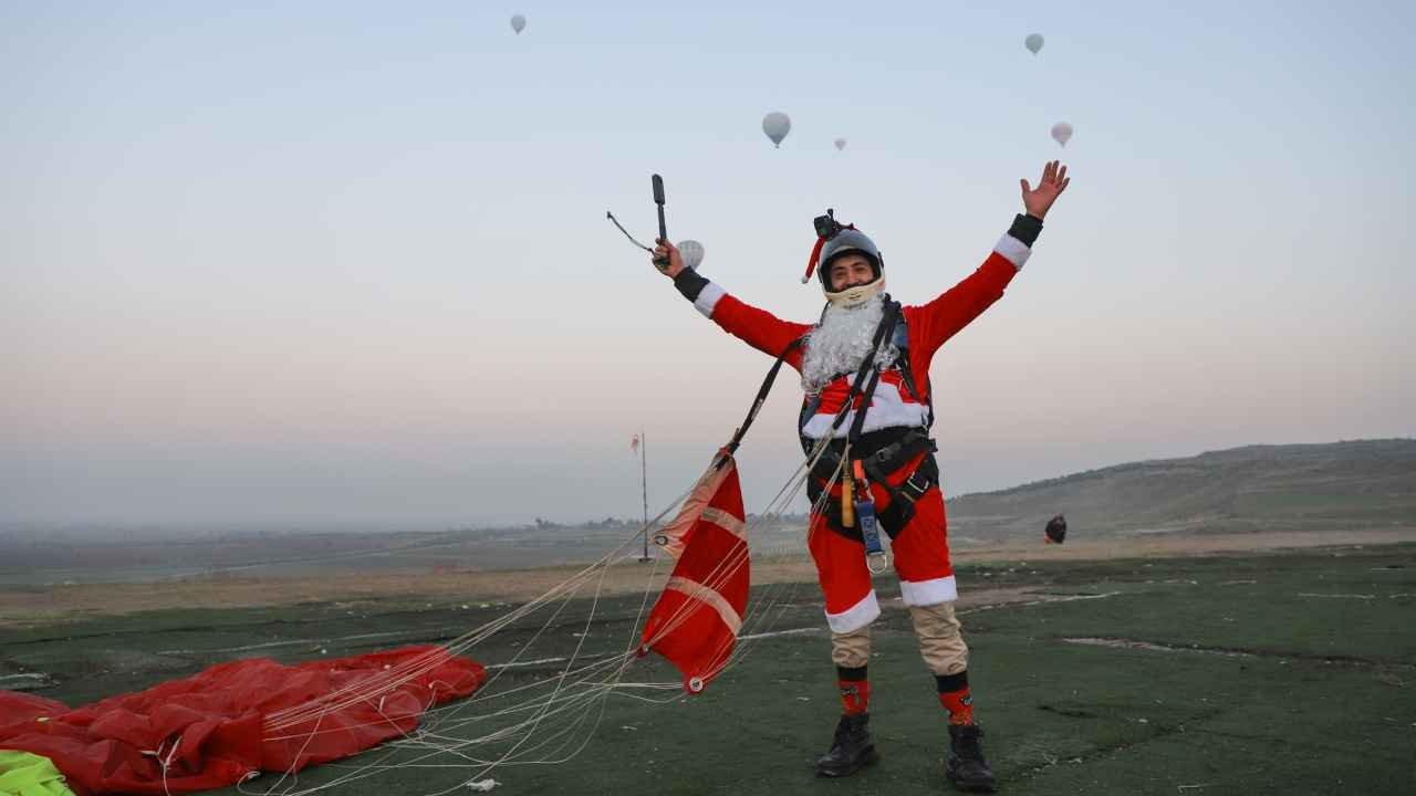 Noel Baba kostümüyle sıcak hava balonundan atladı