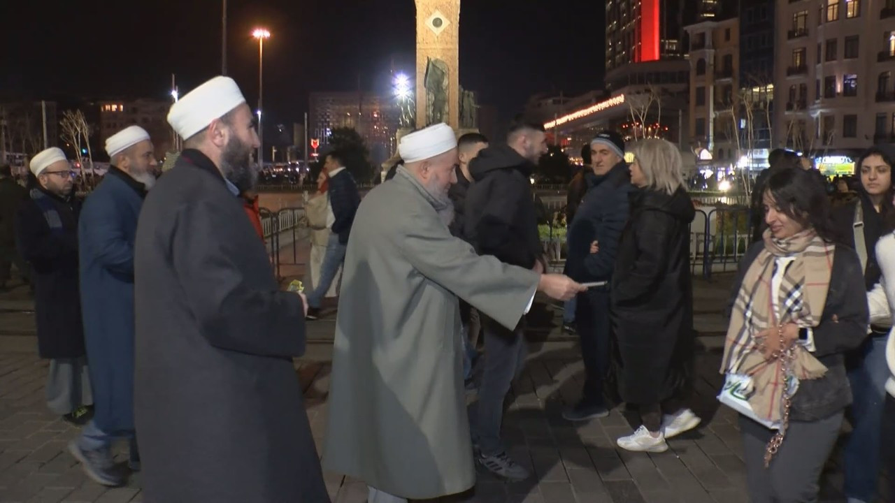 'Tebliğciler' yeni yılda Taksim'de: Bildiri dağıttılar