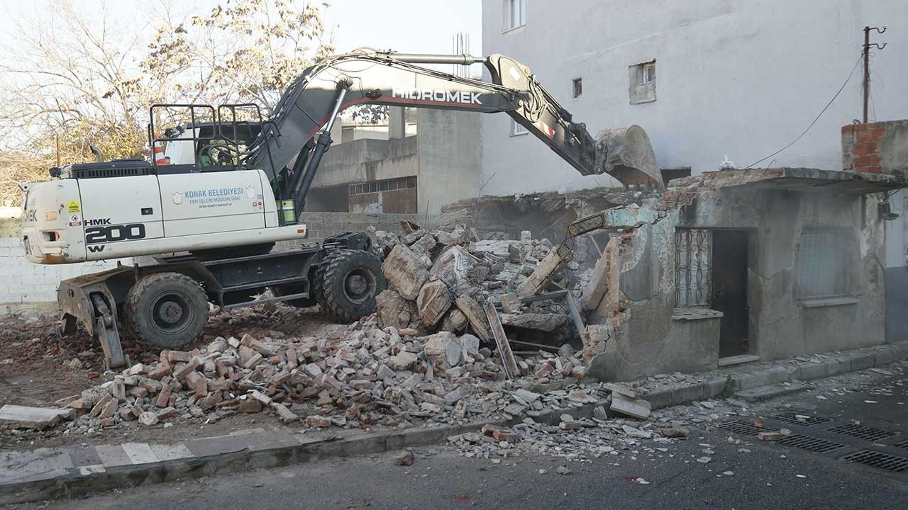 Konak Belediyesi, 9 ayda 92 metruk binayı yıktı