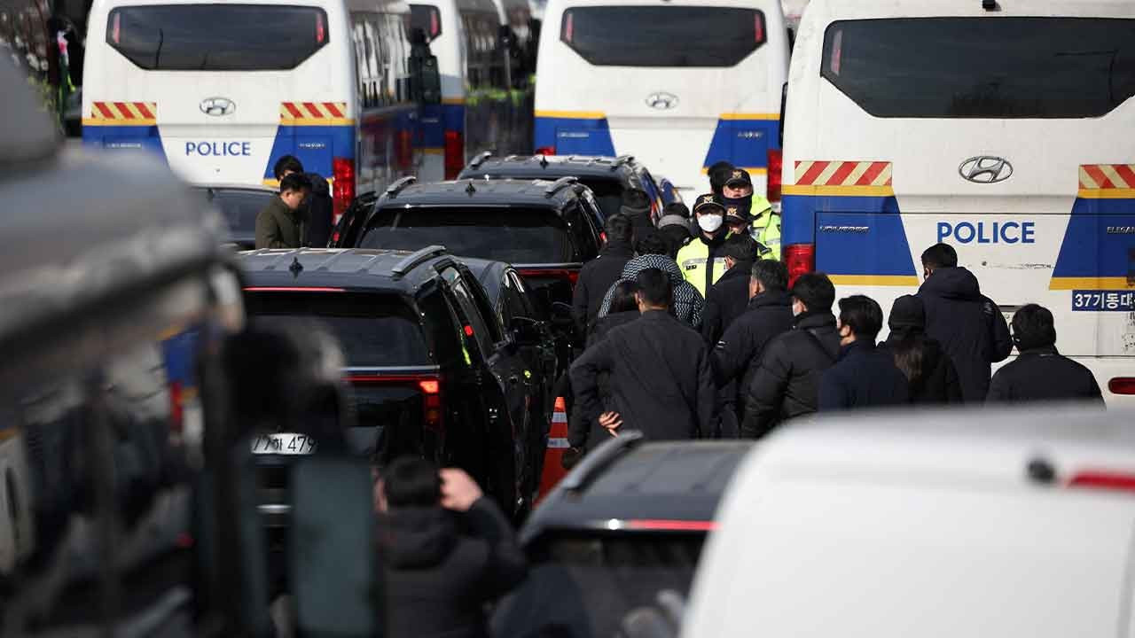 Güney Kore'de Yoon'u gözaltına almaya giden polise koruma engeli