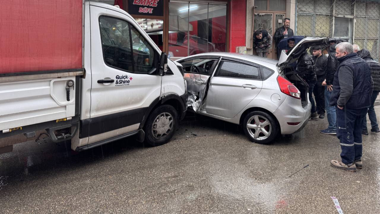 'Dur' ihtarına uymayan ehliyetsiz sürücü trafiği birbirine kattı