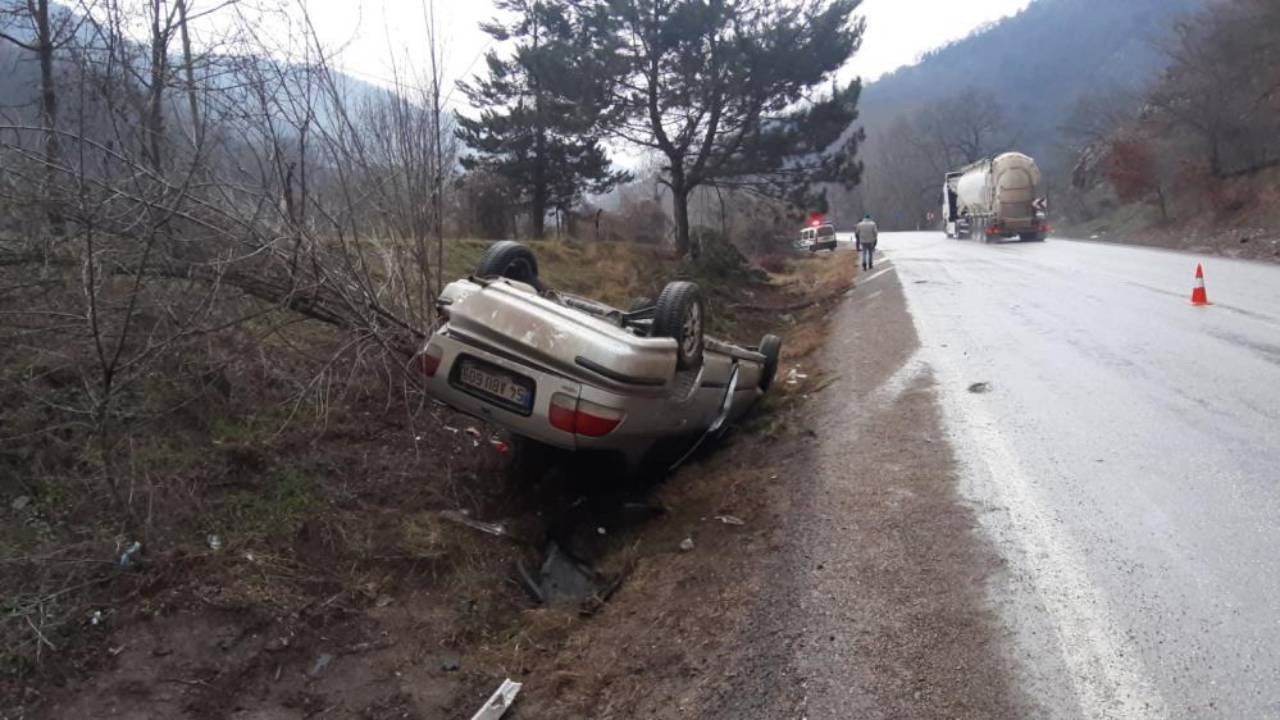 Takla atıp şarampole devrildi: Burnu bile kanamadan çıktı